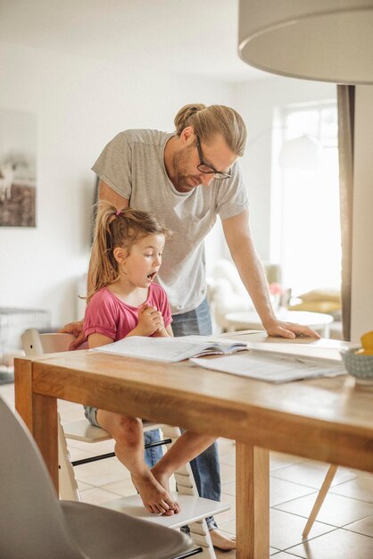 Padre revisando la tarea de su hija