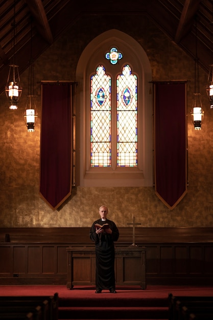 Foto padre rezando na igreja