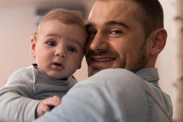 padre, en, sala, con, bebé, sonriente