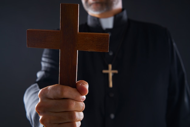 Padre, segurando, crucifixos, de, madeira, orando