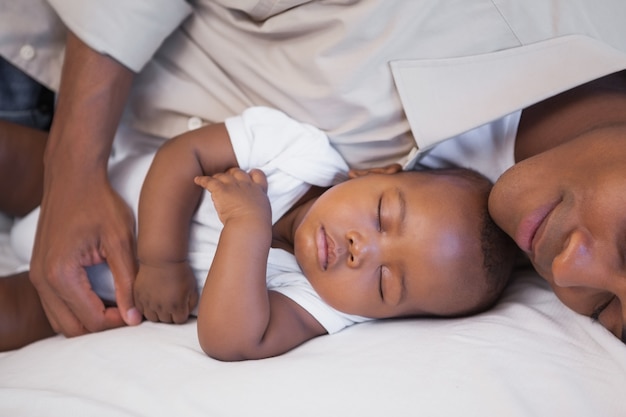 Padre siesta con hijo en el sofá