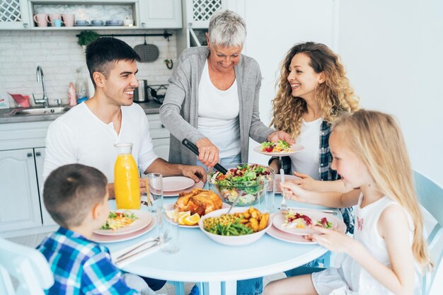 Padre sirviendo pavo a su familia en una cena