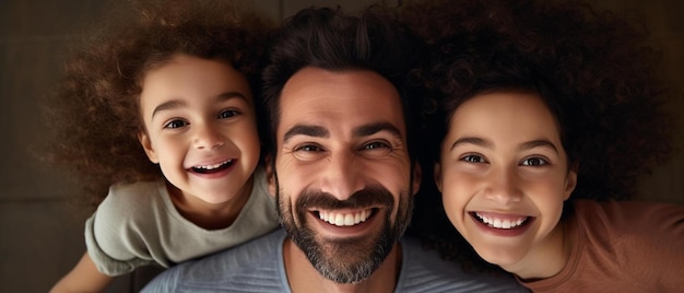 Foto un padre sonríe con sus hijos