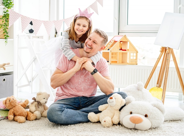 Padre sonriente e hija feliz