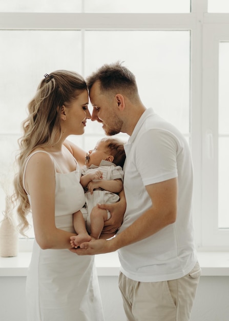 Padre sosteniendo bebé retrato de familia feliz concepto de familia feliz