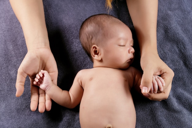 Foto padre sosteniendo la mano del bebé recién nacido en las manos