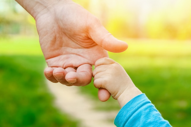 El padre sosteniendo la mano del niño