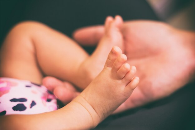 Padre sosteniendo los pies de su hijo