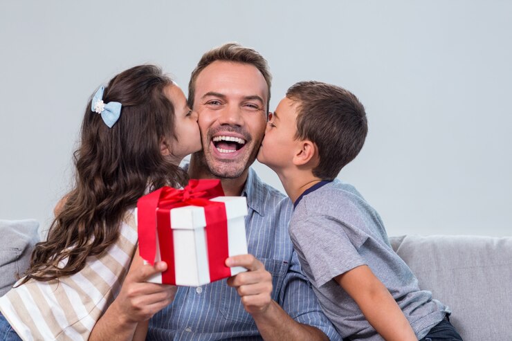 Foto padre sosteniendo un regalo