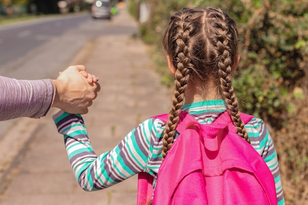 Padre sosteniendo a su hija de la mano