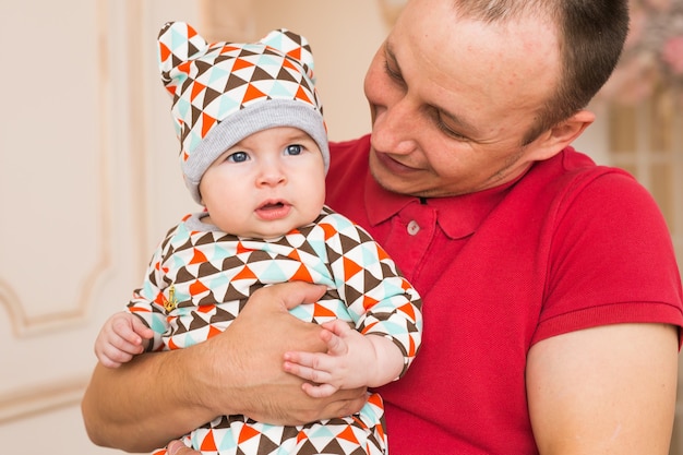 Padre sosteniendo a su hijo recién nacido en el interior