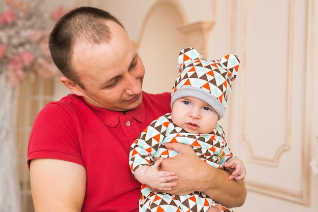 Padre sosteniendo a su hijo recién nacido