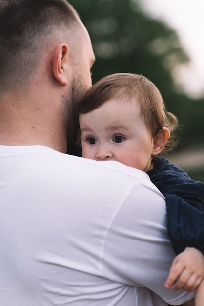 Padre sosteniendo a su niña