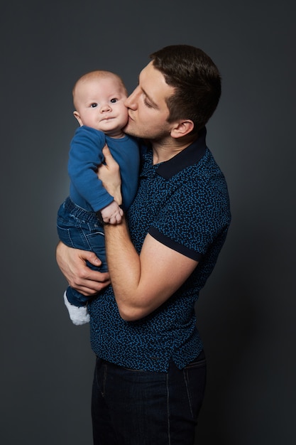 Padre sosteniendo a su pequeño hijo