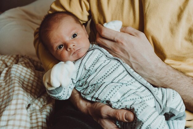 Padre sostiene a un bebé en sus brazos