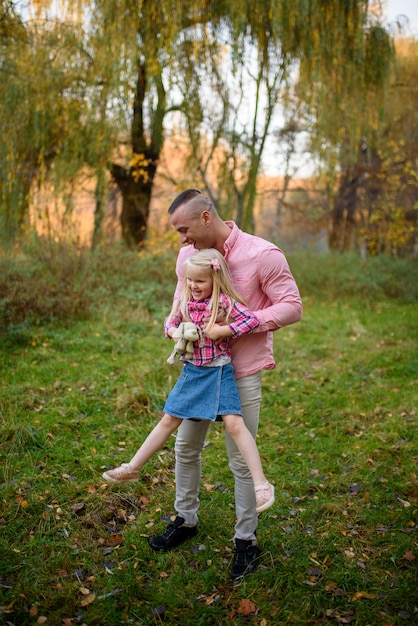 El padre sostiene a la hija en sus brazos.