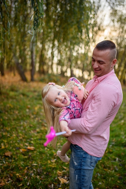 El padre sostiene a la hija en sus brazos.