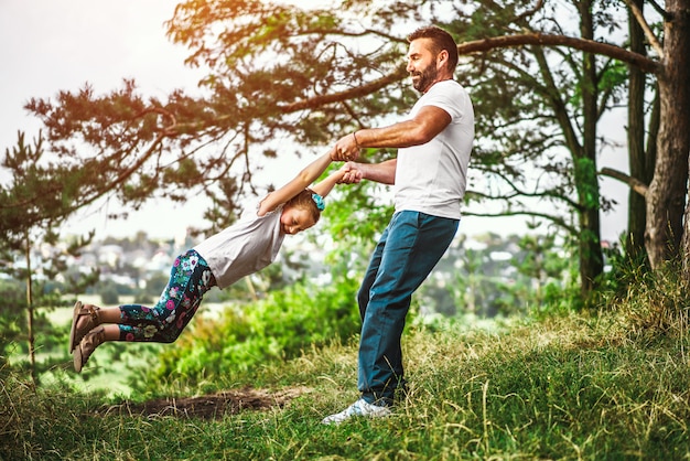 Padre y su hija se divierten al aire libre.