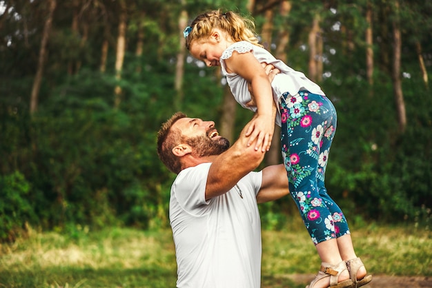 Padre y su hija se divierten al aire libre.