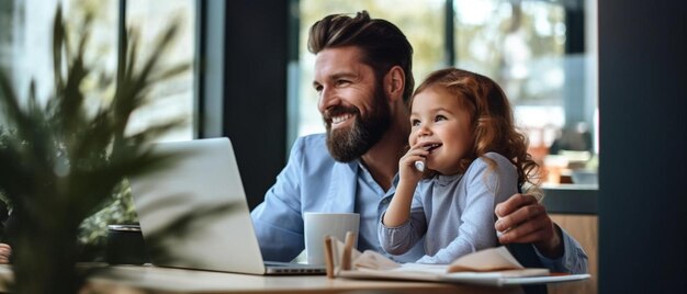 Foto un padre y su hija están mirando una pantalla de portátil