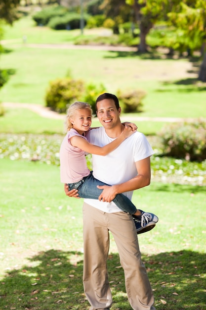 Padre con su hija en el parque