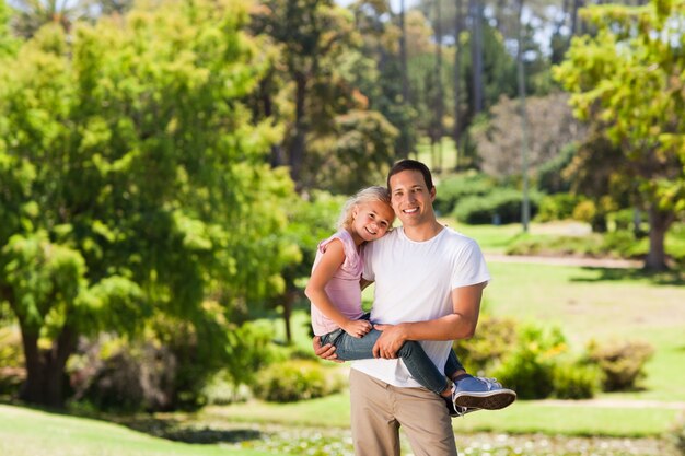 Padre con su hija en el parque