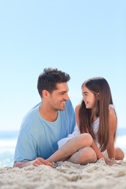 Padre con su hija en la playa