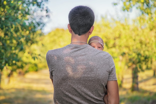 Padre con su hija recién nacida en brazos. Enfoque selectivo. hija