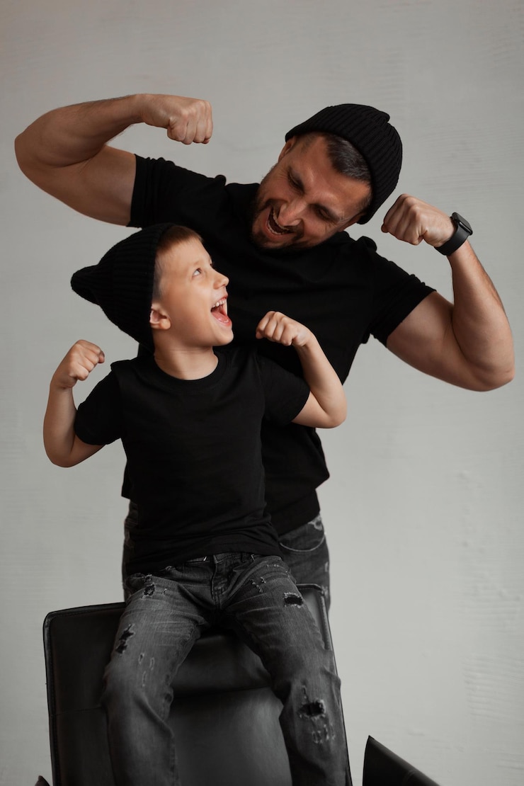 Foto padre y su hijo de 6 años jugando