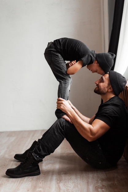 Padre y su hijo de 6 años jugando