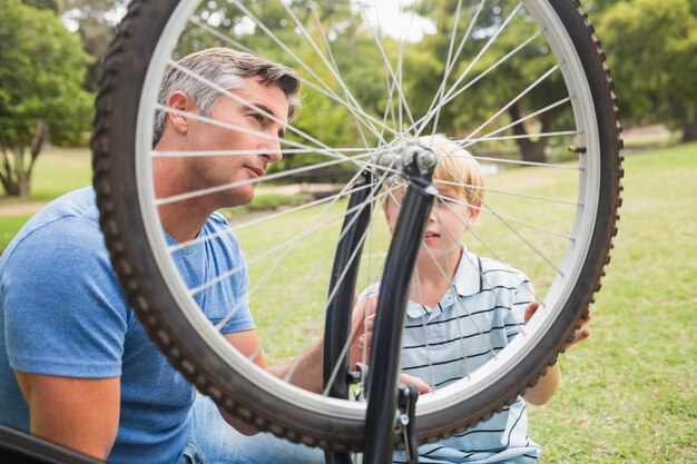 Padre y su hijo arreglando una bicicleta