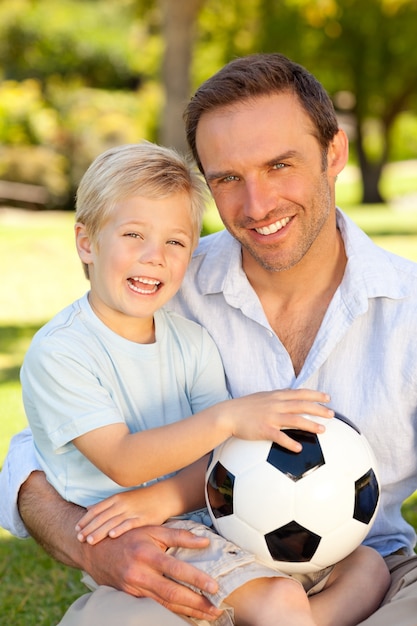 Padre con su hijo después de un partido de fútbol