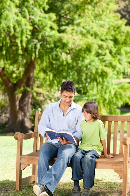 Padre con su hijo leyendo un libro