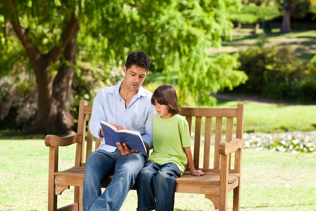 Padre con su hijo leyendo un libro