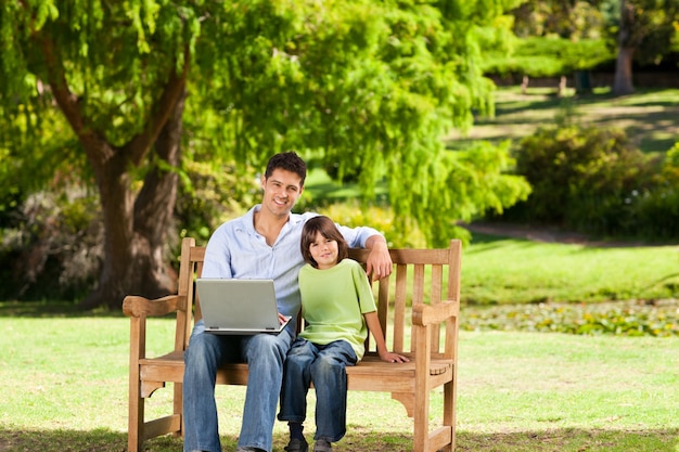 Padre con su hijo mirando su computadora portátil