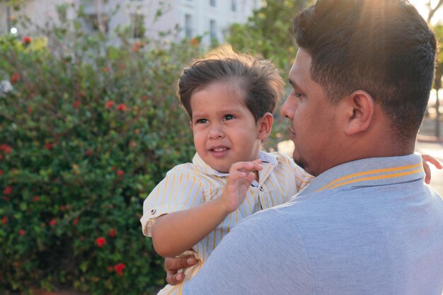 Padre con su hijo en el parque. Concepto de padre