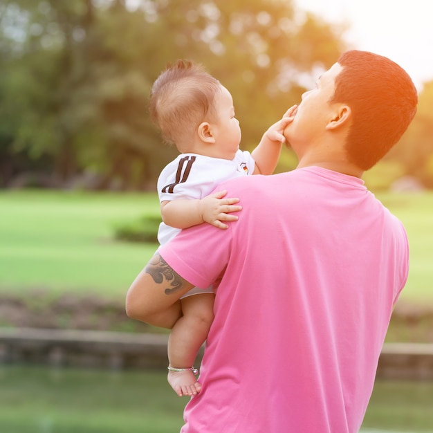 Padre con su hijo en el parque.