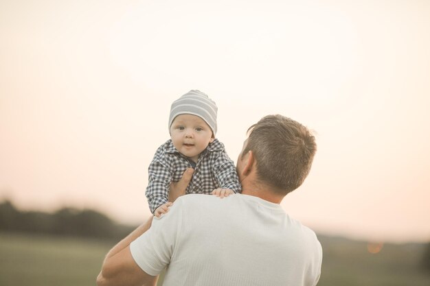 Padre con su hijo pequeño bebé feliz familia amorosa al aire libre concepto del día del padre