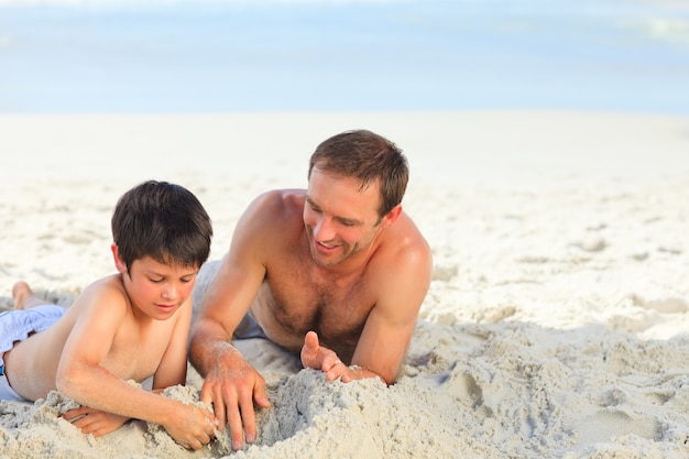 Padre con su hijo en la playa