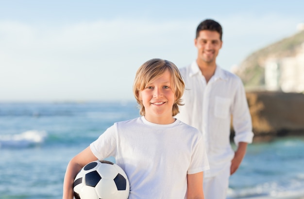 Padre y su hijo en la playa