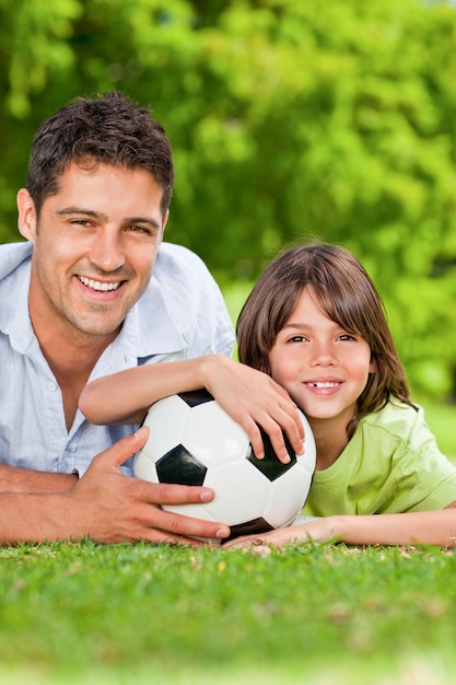 Padre y su hijo con su pelota en el parque