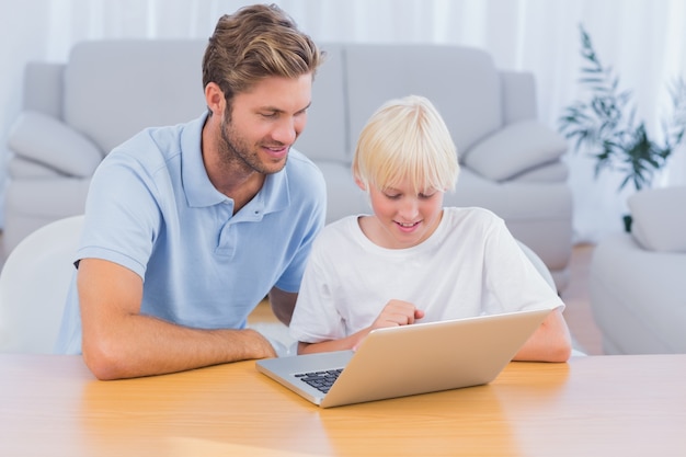 Padre y su hijo usando laptop