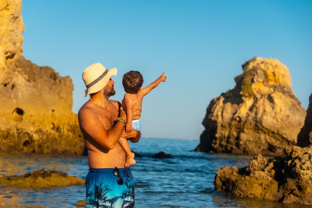 Un padre con su hijo de vacaciones en la playa Praia dos Arrifes Algarve Albufeira Portugal