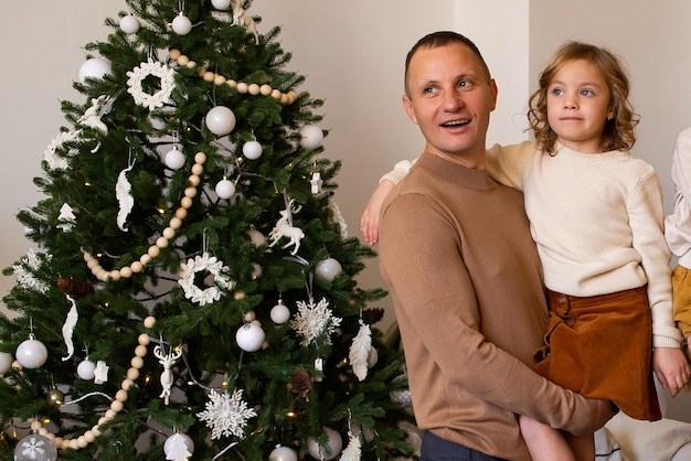 Padre y su pequeña hija en casa de Navidad