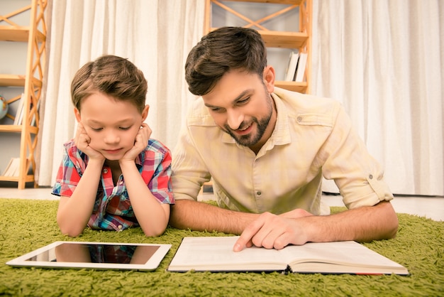 Padre y su pequeño hijo leyendo