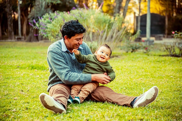 Padre con su pequeño hijo en el parque