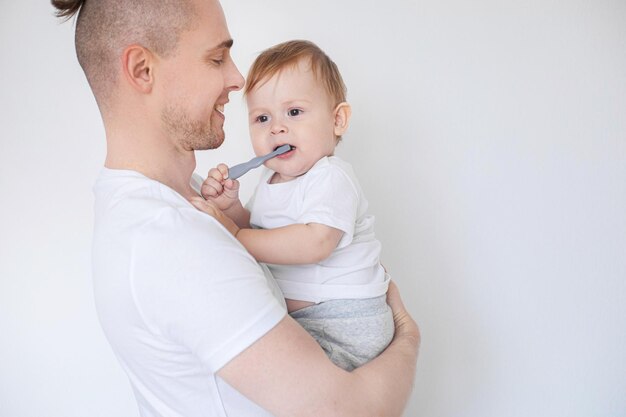 padre, tenencia, hijo, con, cepillo de dientes