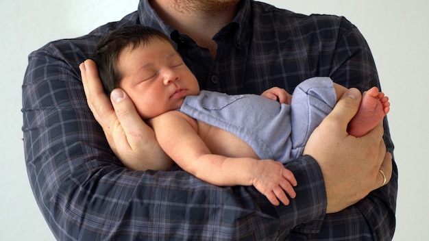 Padre tiene hija recién nacida