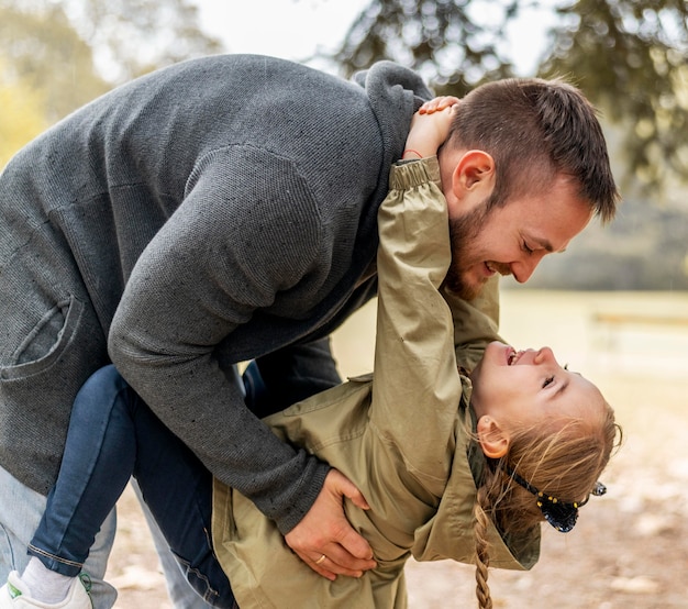 Padre de tiro medio jugando con su hija