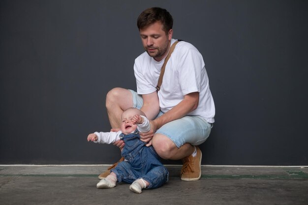 Padre tratando de calmar a su hijita llorando